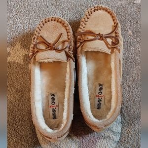NWOT Minnetonka moccasin slippers
